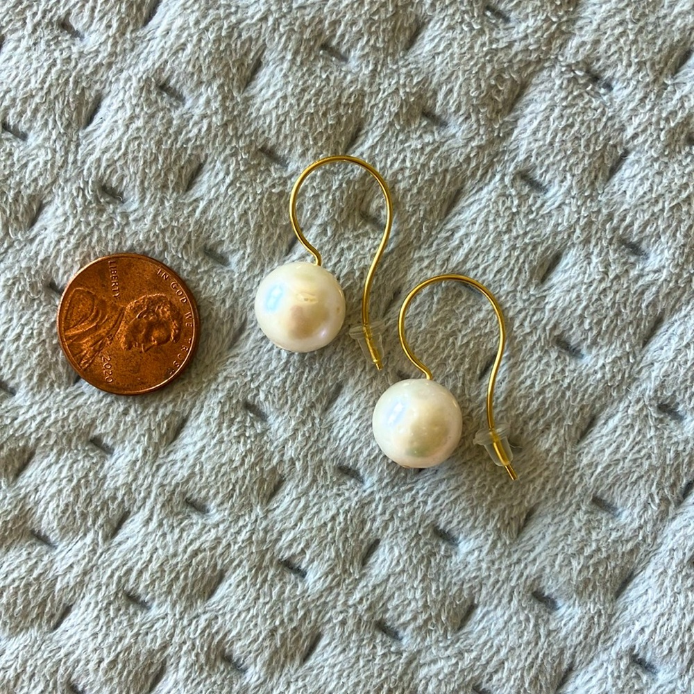WHITE BAROQUE PEARL AND GOLD DROP EARRINGS. New, in box.